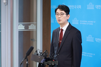 [포토] 기자들의 질문에 답하는 주진우 국민의힘 의원