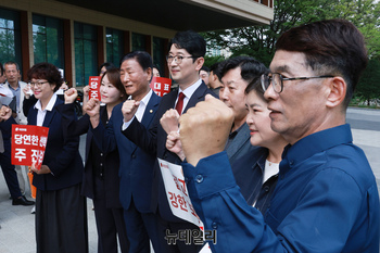 [포토] 지지자들과 기념촬영 하는 주진우 국민의힘 의원