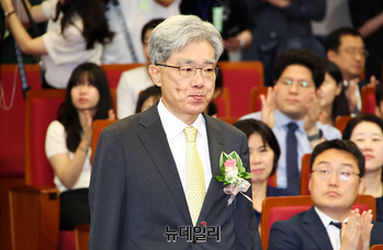 [포토] 취임식 참석하는 김상환 신임 헌법재판소장 