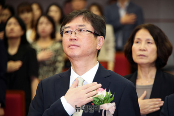 [포토] 국민의례 하는 오영준 신임 헌법재판관 