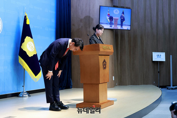 [포토] 연거푸 사과하는 윤상현 국민의힘 의원