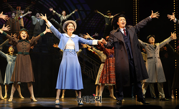 [영상] 신나는 음악과 경쾌한 탭댄스 뮤지컬 '브로드웨이 42번가' 개막