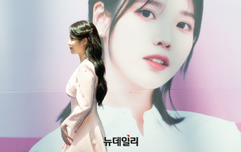 [포토] 인천공항 등장한 아이유 