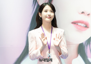 [포토] 손인사하는 아이유 