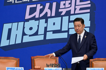 [포토] 최고위 입장하는 김병기 민주당 당대표 직무대행 