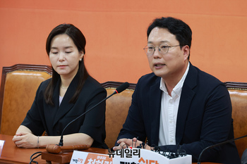 [포토] 이준석 대표 압수수색 관련 긴급 기자회견하는 천하람 원내대표