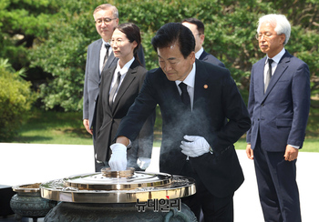 [포토] 현충탑 참배하는 정동영 신임 통일부 장관