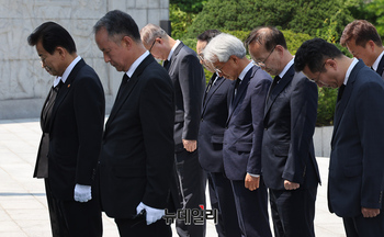 [포토] 현충탑 참배하는 정동영 통일부 장관