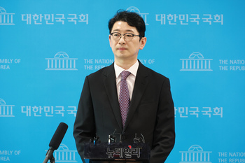 [포토] 기자들의 질문에 답하는 주진우 국민의힘 의원