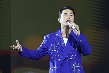 [포토] 트롯뮤직어워즈2025, 무대 선보이는 장민호