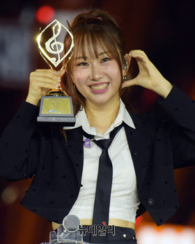 [포토] 트롯뮤직어워즈2025, 10대 가수상 수상한 전유진