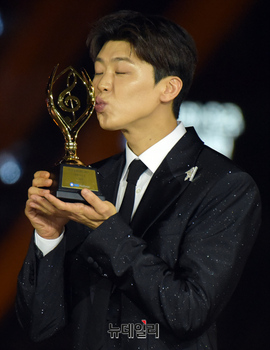 [포토] 박지현, 10대가수상 트로피에 입맞춤