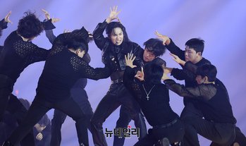 [포토] 트롯뮤직어워즈2025, 무대 선보이는 김희재