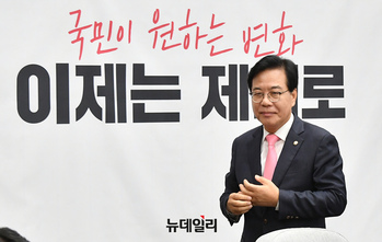 [포토] 회의 참석하는 송언석 국민의힘 비상대책위원장