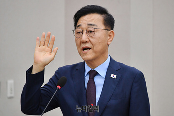 [포토] 선서하는 김윤덕 국토교통부 장관 후보자