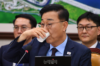 [포토] 물 마시는 김윤덕 국토교통부 장관 후보자
