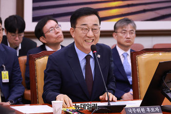 [포토] 웃음으로 질문 넘기는 김윤덕 후보자