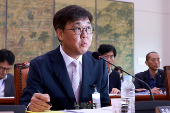 [포토] 답변하는 최휘영 문화체육관광부 장관 후보자