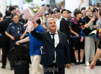 [영상] 꽃다발 들고 입국하는 주안 라포르타 FC바르셀로나 회장 