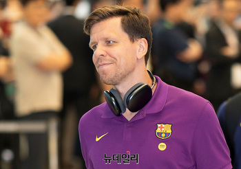 [포토] 한국 찾은 보이체흐 슈체스니 