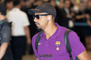 [영상] 팀버스 향하는 로날드 아라우호 선수