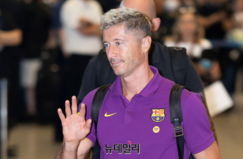 [영상] 손인사하는 로베르트 레반도프스키 선수 