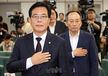 [포토] 방송3법 저지를 위한 토론회, 국민의례하는 참석자들