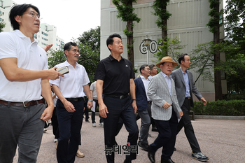 [포토] 목동6단지 현장방문하는 오세훈-이기재