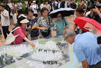 [포토] 목동 택지개발지구 재건축사업 정비 모형 살펴보는 주민들