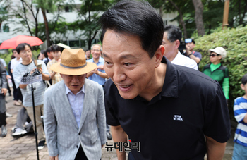 [포토] 목동 주민들 환영 받으며 입장하는 오세훈 서울시장 