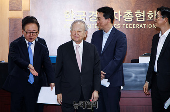 [포토] 긴급 기자회견 참석하는 손경식 경총 회장 