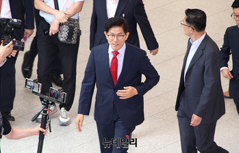 [포토] 기자회견장 향하는 김문수 후보