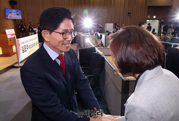 [포토] 인사 나누는 김문수-나경원 