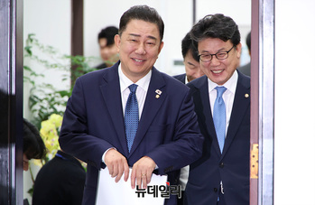 [포토] 정책조정회의 참석하는 김병기 직무대행 