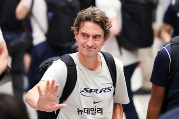 [포토] 손인사하는 토마스 프랭크 토트넘 감독 