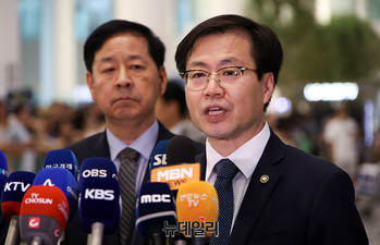 [포토] 취재진 질문에 답하는 여한구 통상교섭본부장 