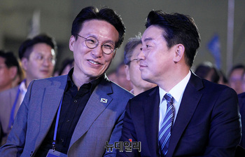 [포토] 대화나누는 김민석·강훈식 