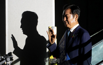 [포토] 전당대회 입장하는 정청래 당대표 후보 