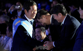 [포토] 인사나누는 정청래 당대표 후보 