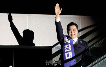 [포토] 인사하며 입장하는 박찬대 당대표 후보 