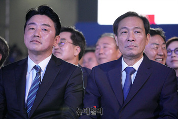 [포토] 민주당 전당대회 참석한 강훈식·우상호