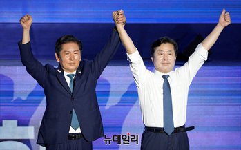 [포토] 당원 향해 인사하는 정청래·황명선 