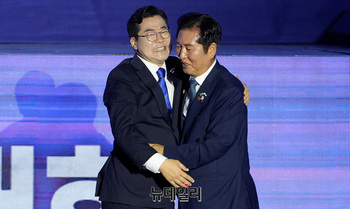 [포토] 포옹하는 박찬대·정청래 