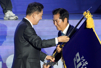 [포토] 당기 이양받는 정청래 민주당 대표 