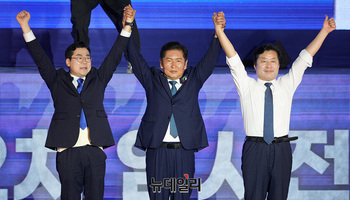 [포토] 손 맞잡은 박찬대·정청래·황명선 