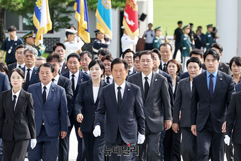 [포토] 현충원 찾은 정청래 더불어민주당 대표