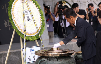 [포토] 분향하는 정청래 민주당 대표