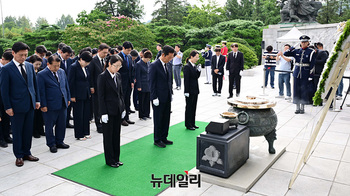 [포토] 현충탑 참배하는 정청래 민주당 대표 