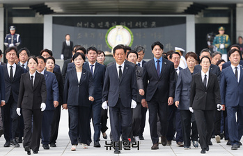 [포토] 참배 마친 정청래 더불어민주당 대표