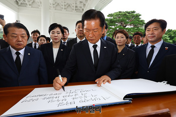 [포토] 방명록 작성하는 정청래 대표 